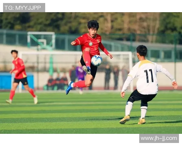 身高两米的足球明星如何在绿茵场上书写传奇人生与辉煌成就