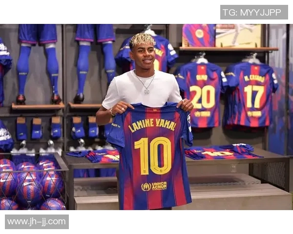 三个足球明星的传奇故事与他们对足球的热爱与奉献精神